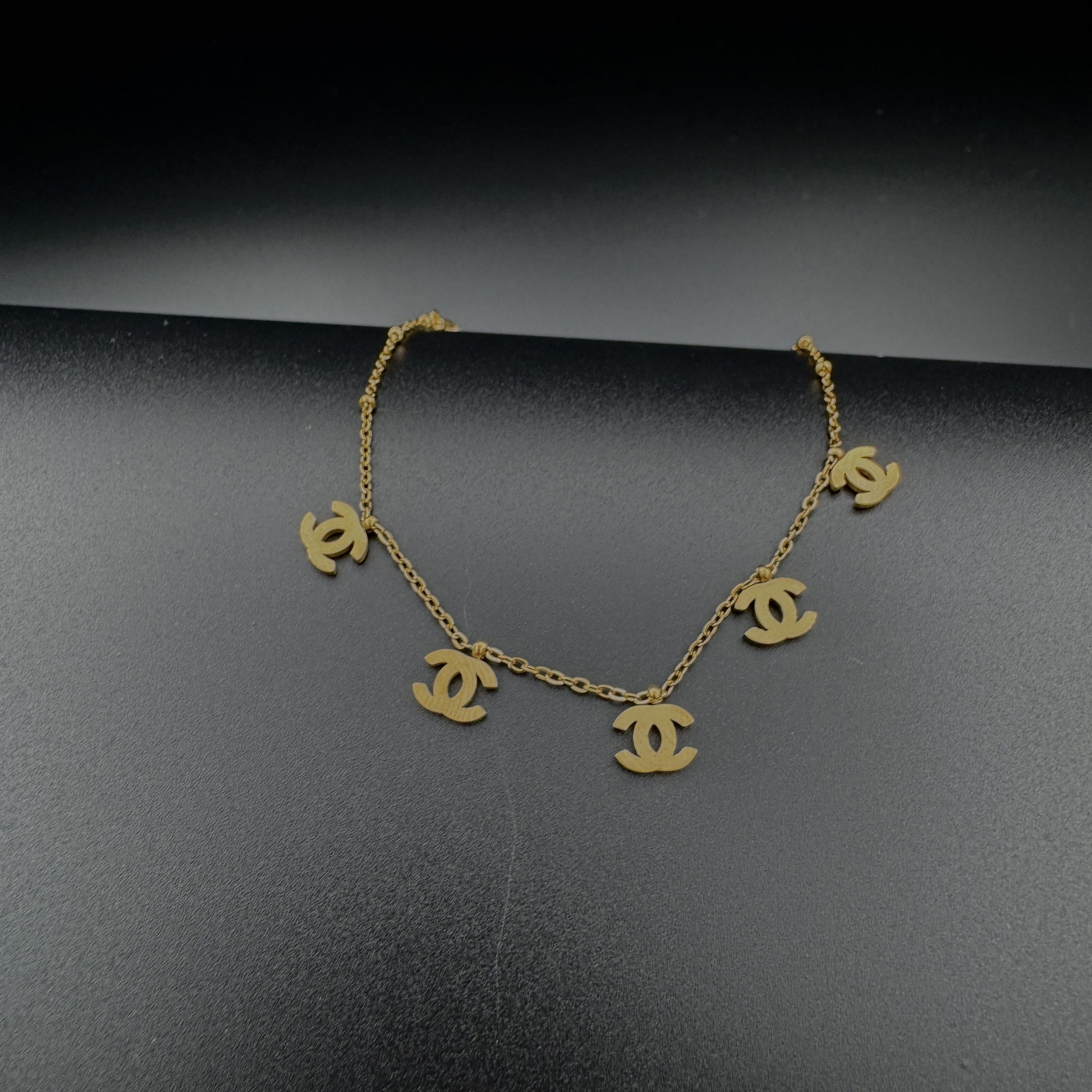 دستبند طلایی شانل آویزدار زنانه